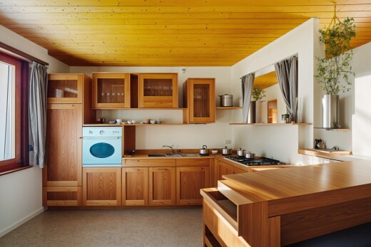 küche mit waschbecken, mittelbraune schränke, offene regale, holzdecke, und herd