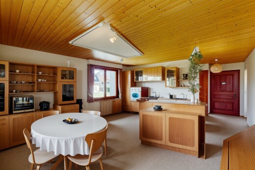 esszimmer mit natürliches licht, gipskartonwand, und teppich