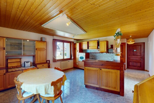 esszimmer mit gipskartonwand und natürliches licht