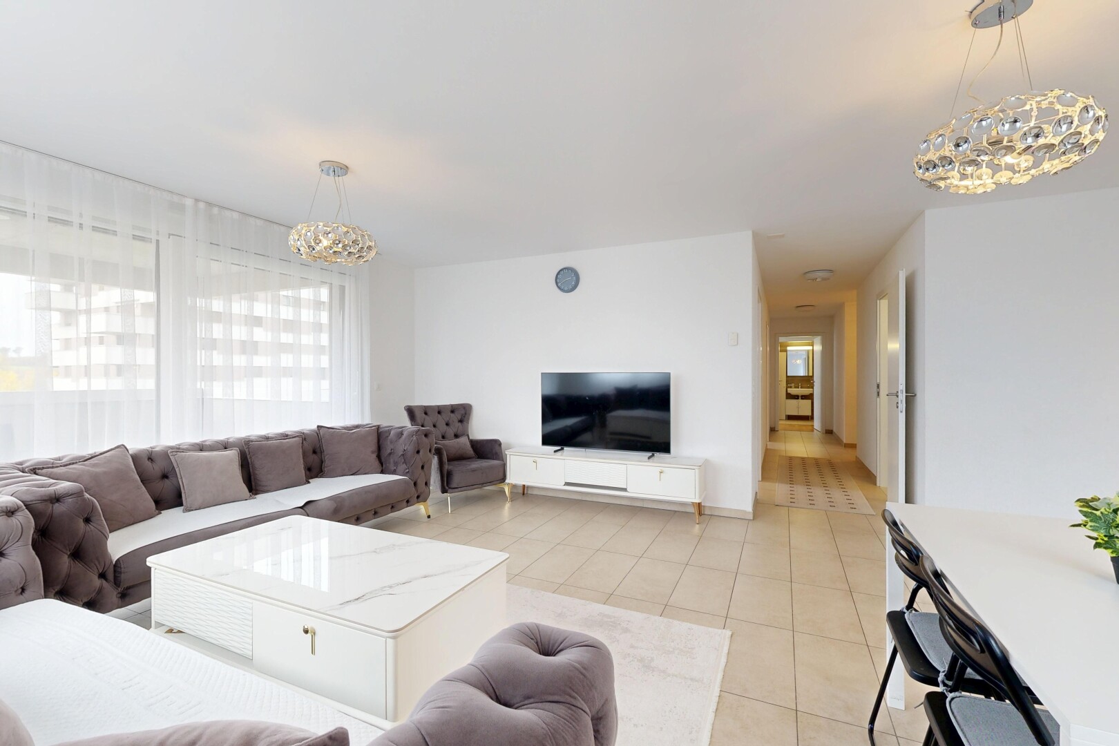 salon avec lustre remarquable, télévision, cloison sèche, drywall, et inside property