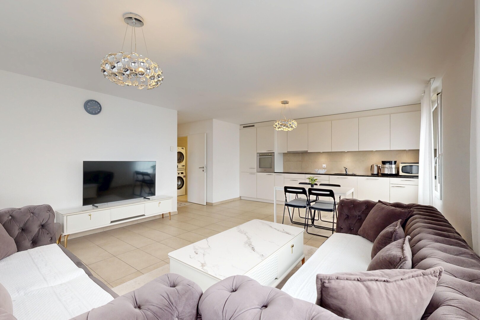 salon / salle à manger avec lustre remarquable, télévision, drywall, cloison sèche, et inside property