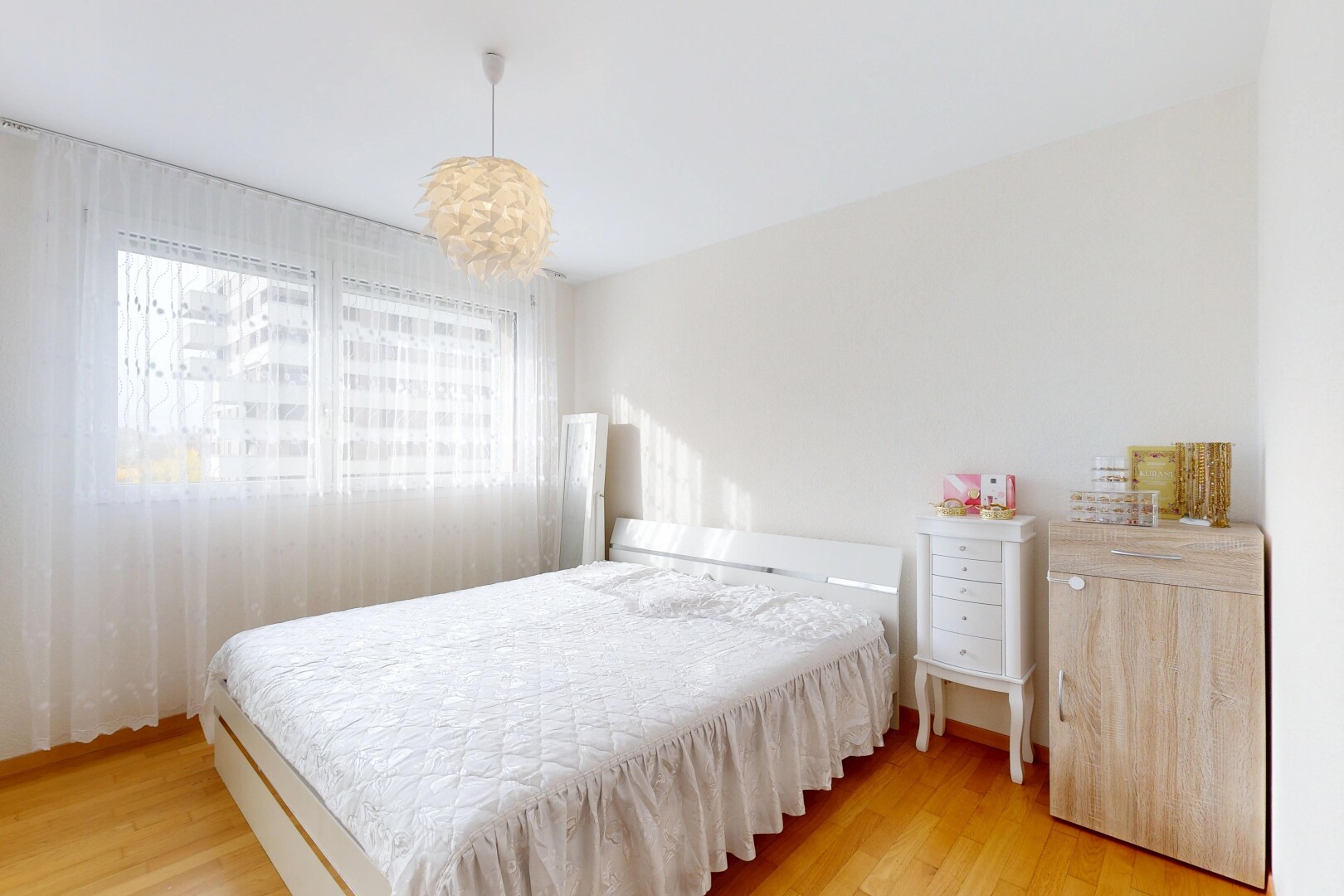 chambre avec wood finish floor, sol en finition bois, natural light, lumière naturelle, et inside property