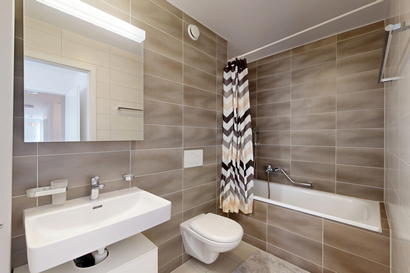 salle de bains avec tile wall, mur en carrelage, salle de bain complète, inside property, et douche-bain combinés