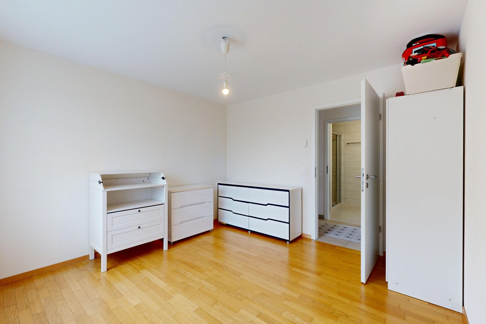 chambre avec wood finish floor, sol en finition bois, inside property, drywall, et cloison sèche