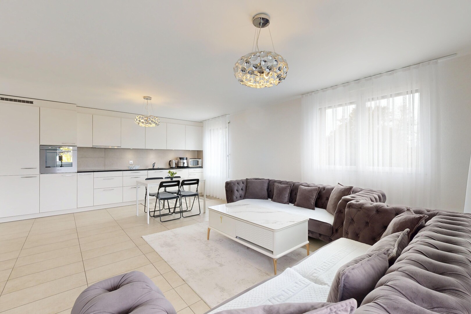 salon / salle à manger avec lustre remarquable, natural light, lumière naturelle, inside property, et tile floor