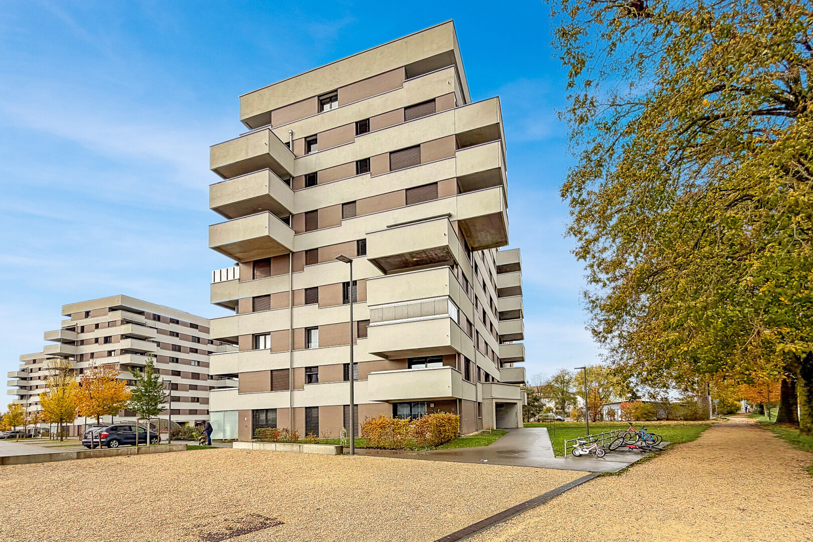 extérieur du bâtiment avec day time et property visible