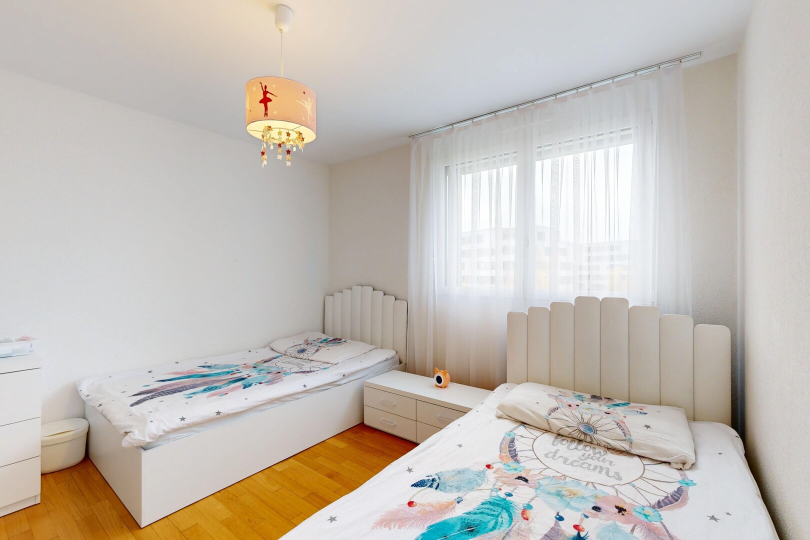 chambre avec lumière naturelle, natural light, inside property, sol en finition bois, et wood finish floor