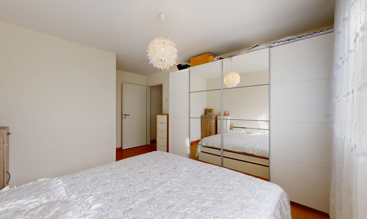 chambre avec placard, inside property, drywall, cloison sèche, et lustre remarquable