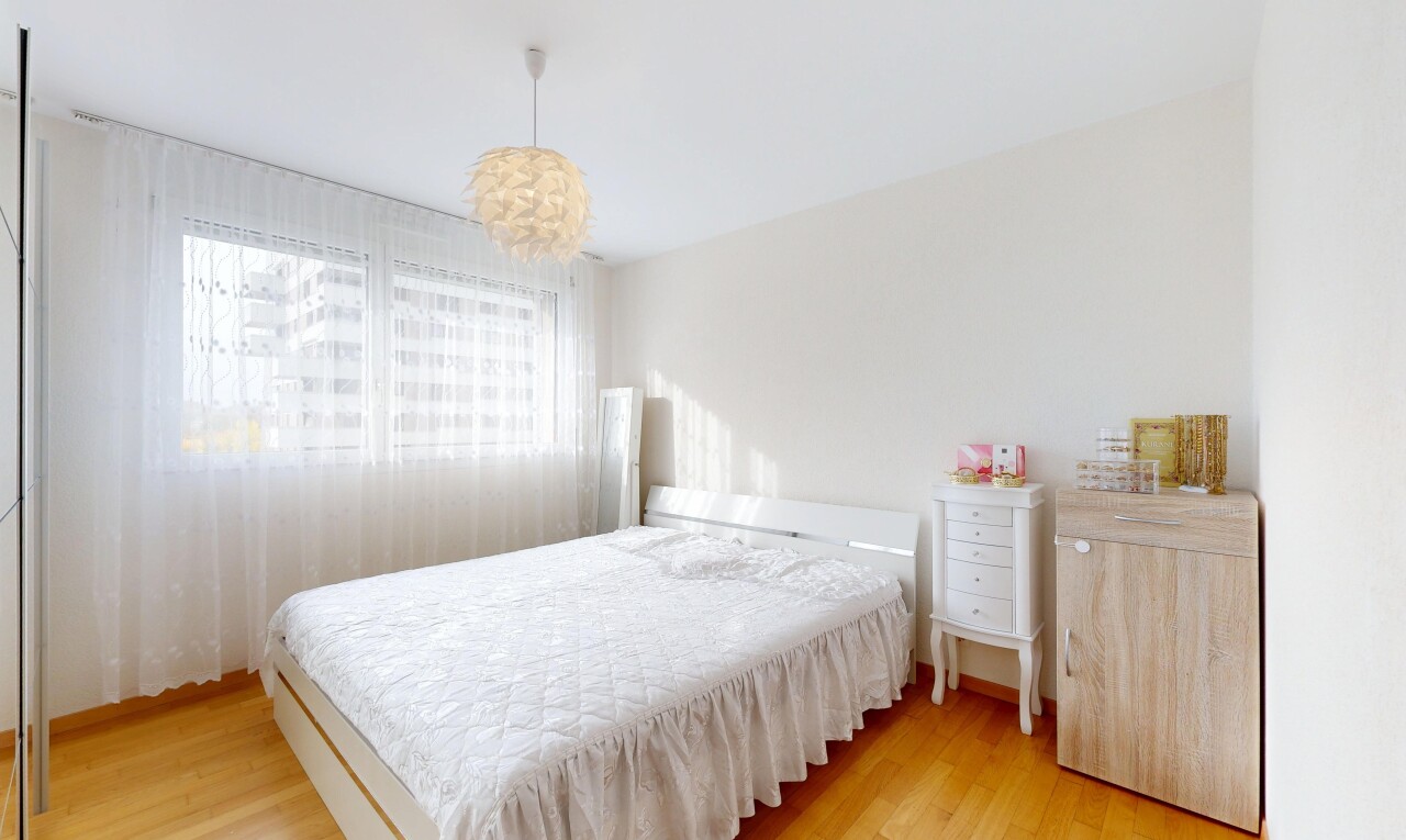 chambre avec wood finish floor, sol en finition bois, natural light, lumière naturelle, et inside property