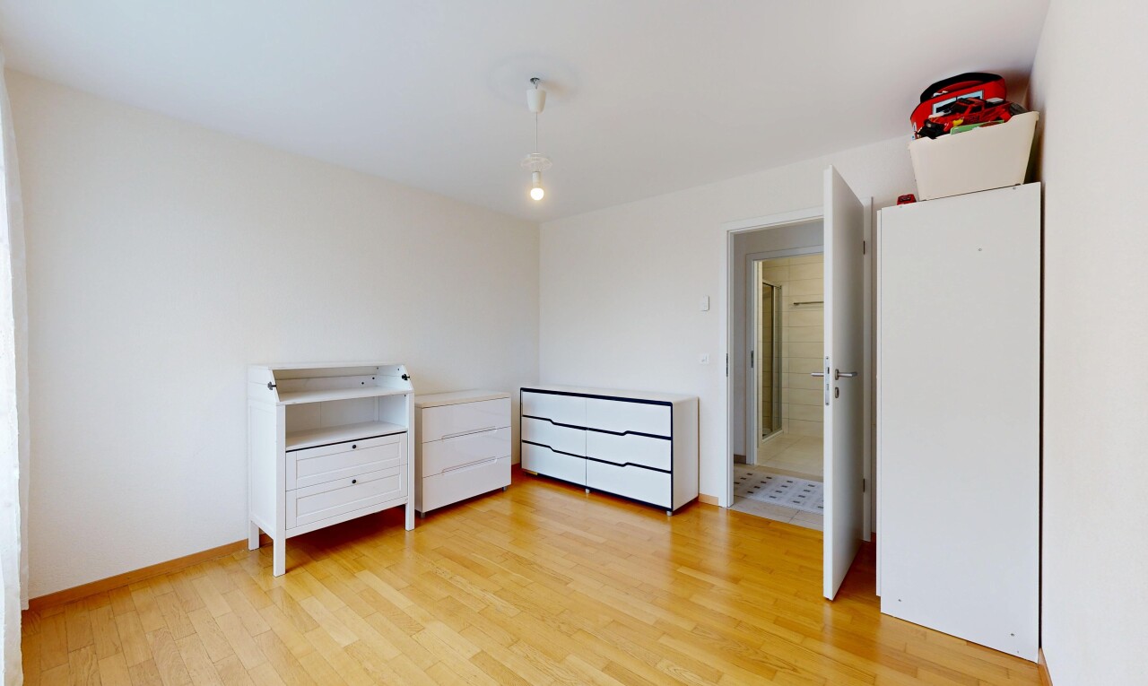 chambre avec wood finish floor, sol en finition bois, inside property, drywall, et cloison sèche