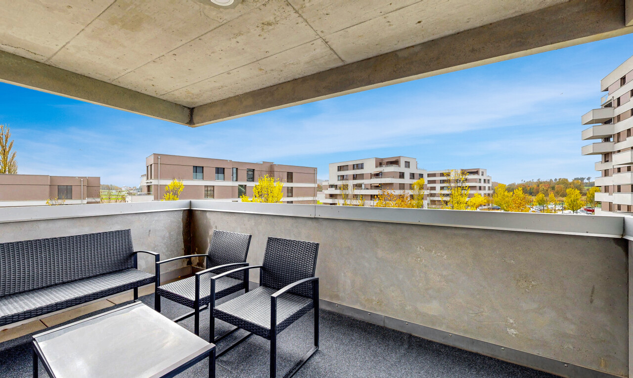 terrasse avec from property, day time, espace de vie extérieur, balcon, et apartment complex view