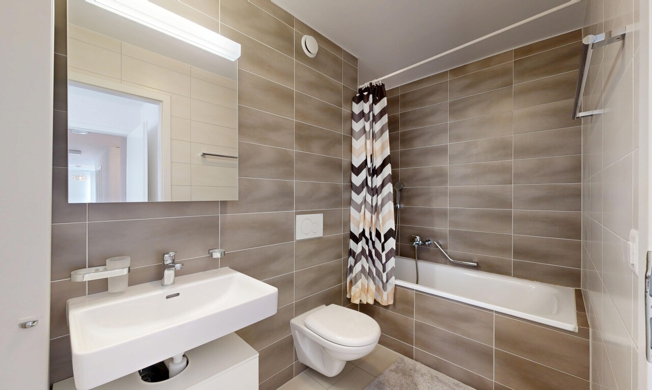 salle de bains avec tile wall, mur en carrelage, salle de bain complète, inside property, et douche-bain combinés