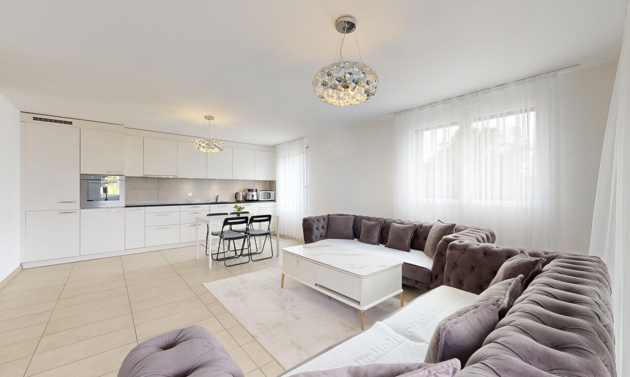 salon / salle à manger avec lustre remarquable, natural light, lumière naturelle, inside property, et tile floor