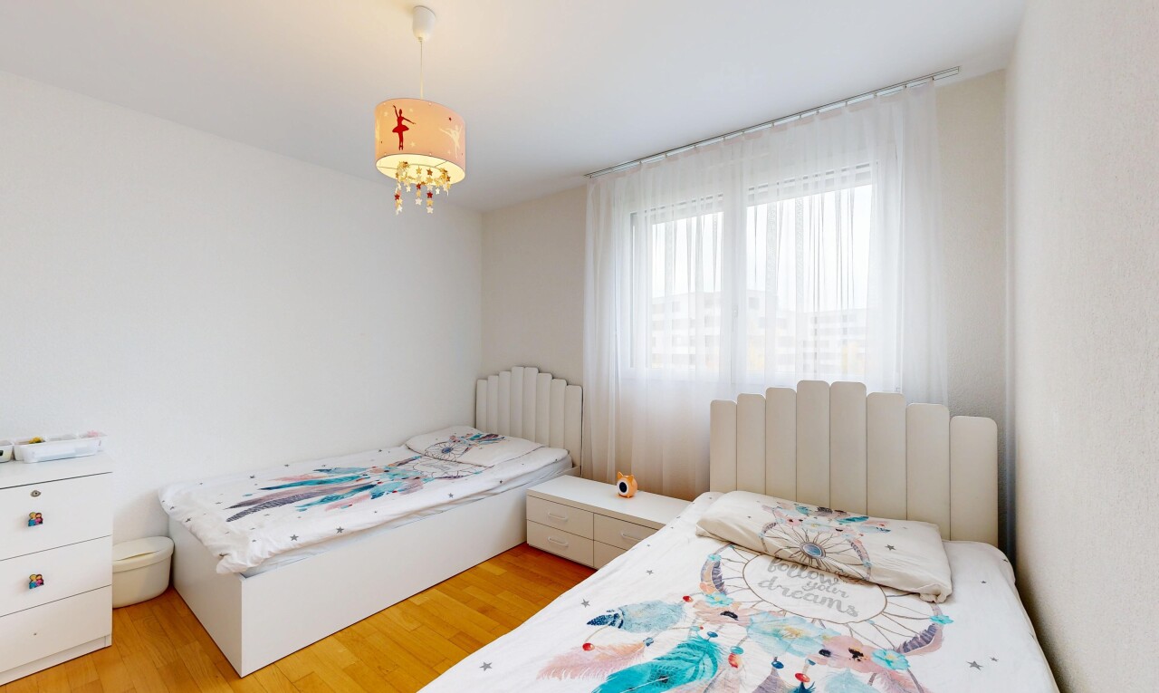 chambre avec lumière naturelle, natural light, inside property, sol en finition bois, et wood finish floor