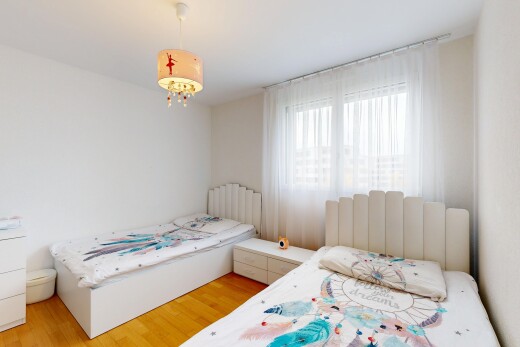 chambre avec lumière naturelle, natural light, inside property, sol en finition bois, et wood finish floor