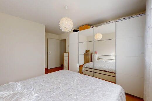 zimmer / schlafzimmer mit kleiderschrank, inside property, drywall, gipskartonwand, und bemerkenswerter kronleuchter