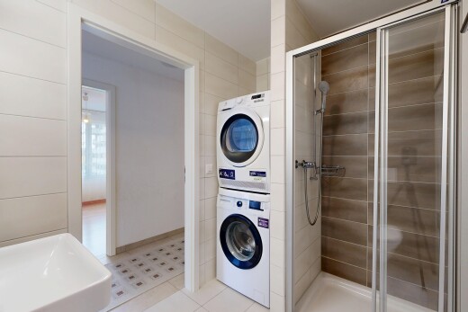 wäschekammer mit inside property, wäscherei, waschturm, tile floor, und fliesenboden