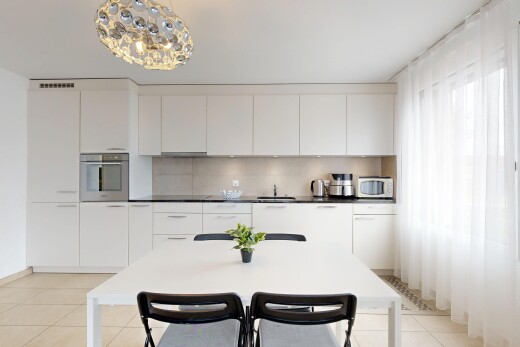 küche mit fliesenboden, tile floor, weiße schränke, natürliches licht, und natural light