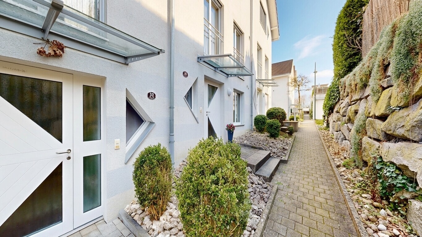 garten mit property visible, französische türen, und day time