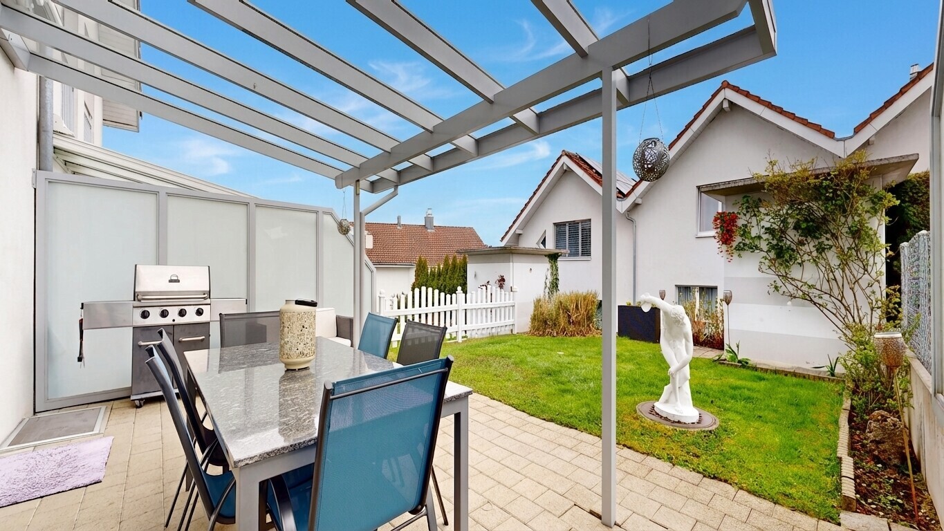 terrasse mit rasen, essbereich im freien, zaun, terrasse, und grill