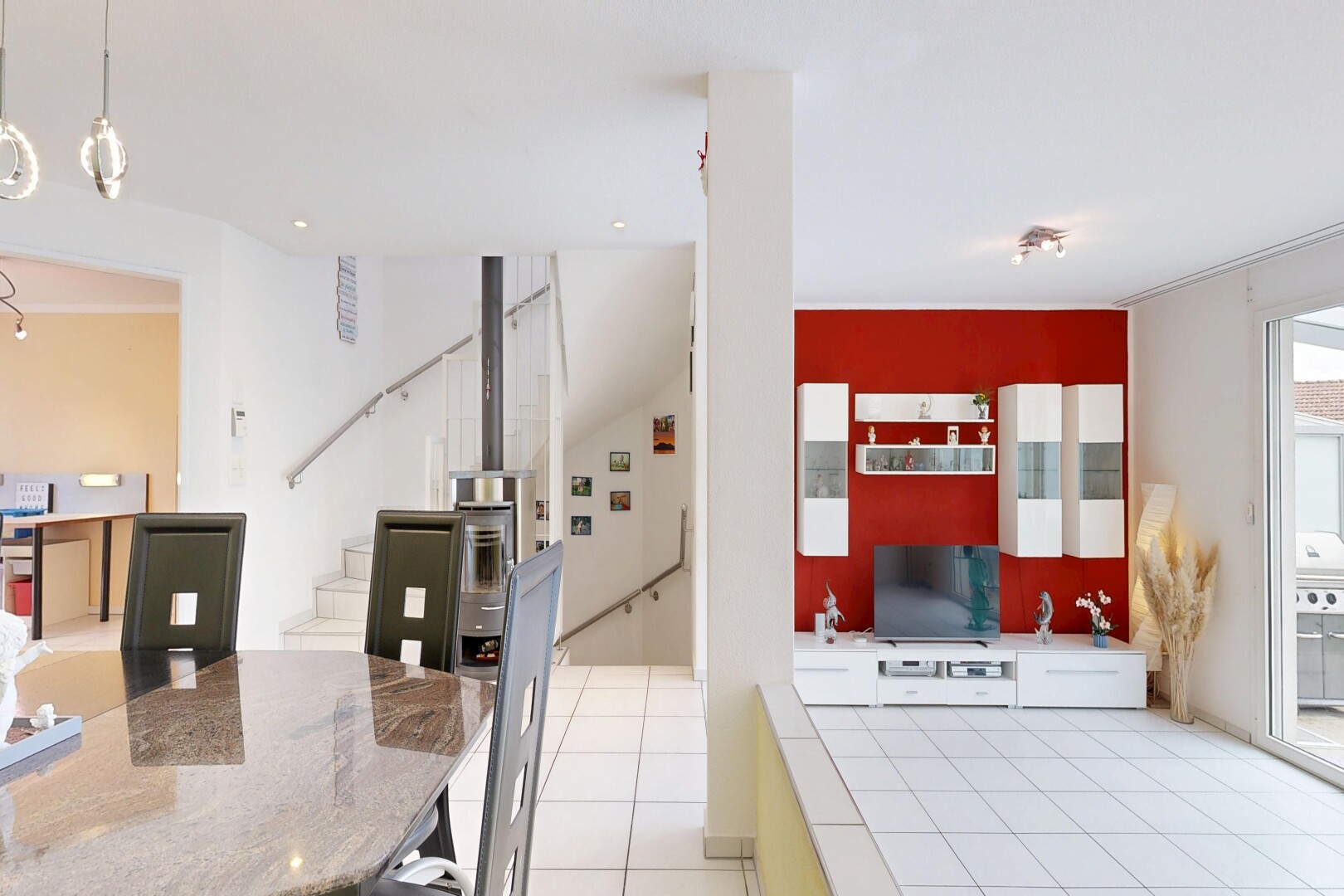 wohn- / esszimmer mit light floor, gipskartonwand, drywall, inside property, und fernseher