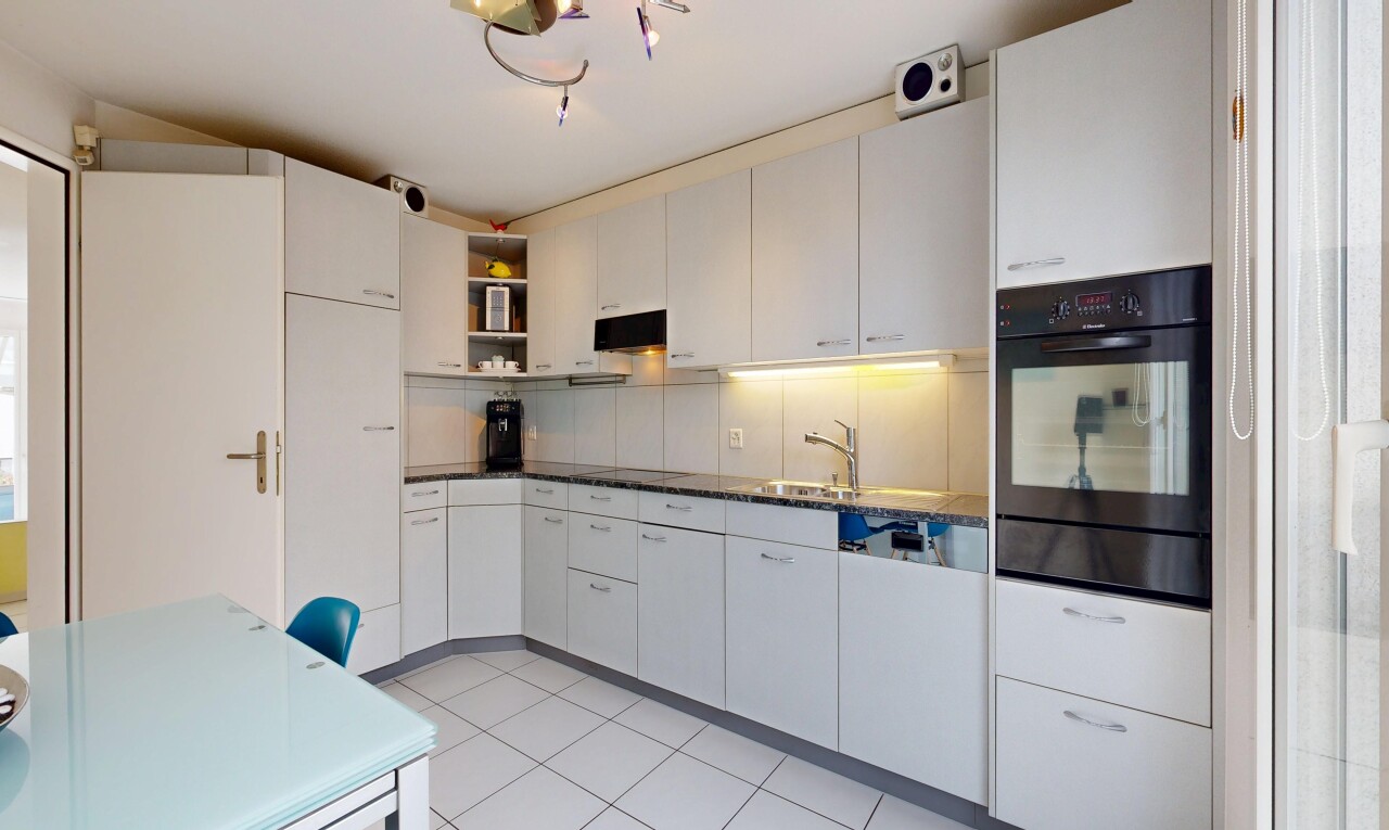 küche mit ofen, light floor, dark countertops, inside property, und open shelves