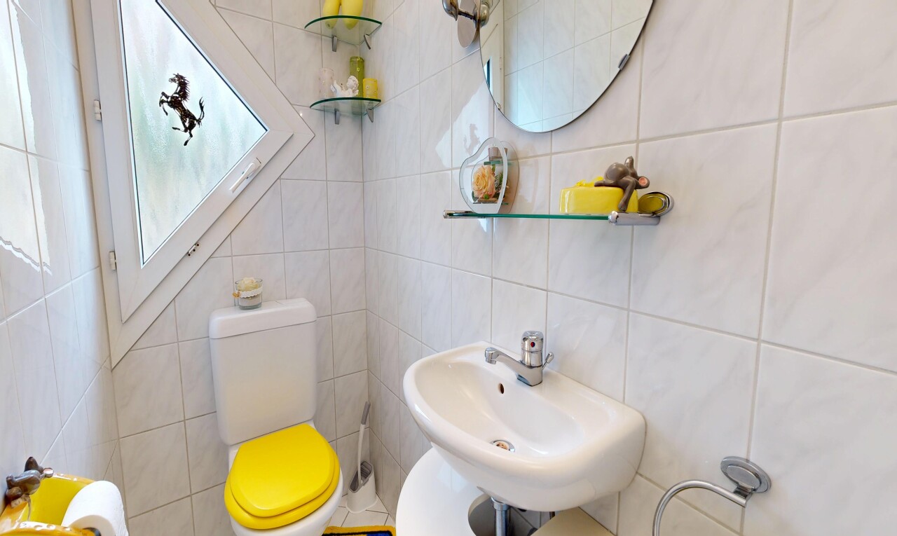 bad mit spiegel, gäste-wc, toilette, tile wall, und fliesenwand