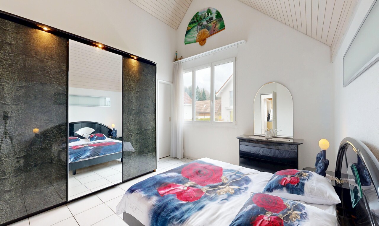 zimmer / schlafzimmer mit fliesenboden, tile floor, gipskartonwand, drywall, und natürliches licht