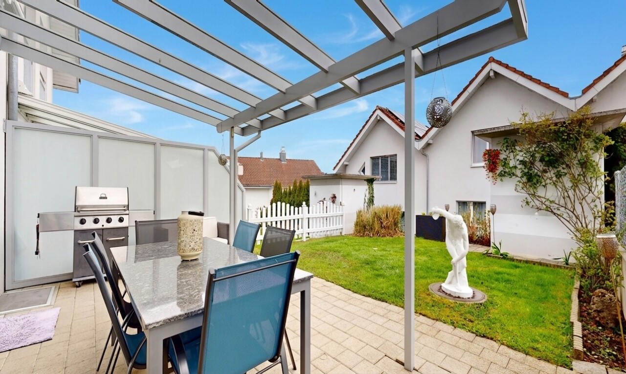 terrasse mit rasen, essbereich im freien, zaun, terrasse, und grill