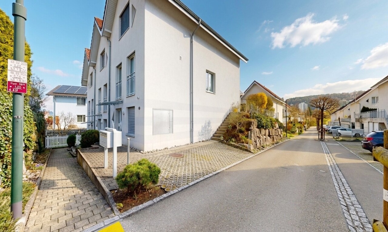 außenansicht mit day time, stuckverkleidung, zaun, und from community