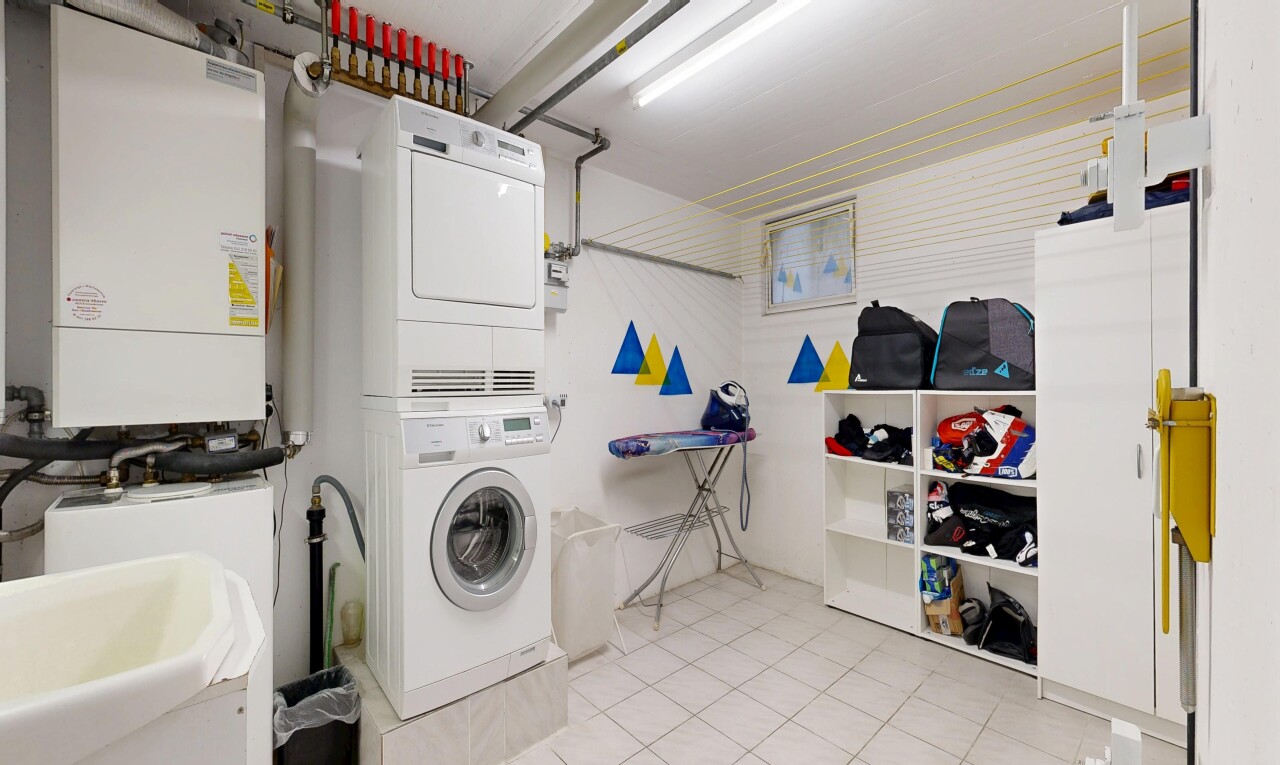 wäschekammer mit waschturm, light floor, inside property, wäscherei, und fliesenboden