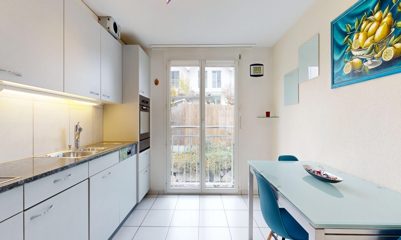 küche mit light floor, natural light, natürliches licht, inside property, und tile floor