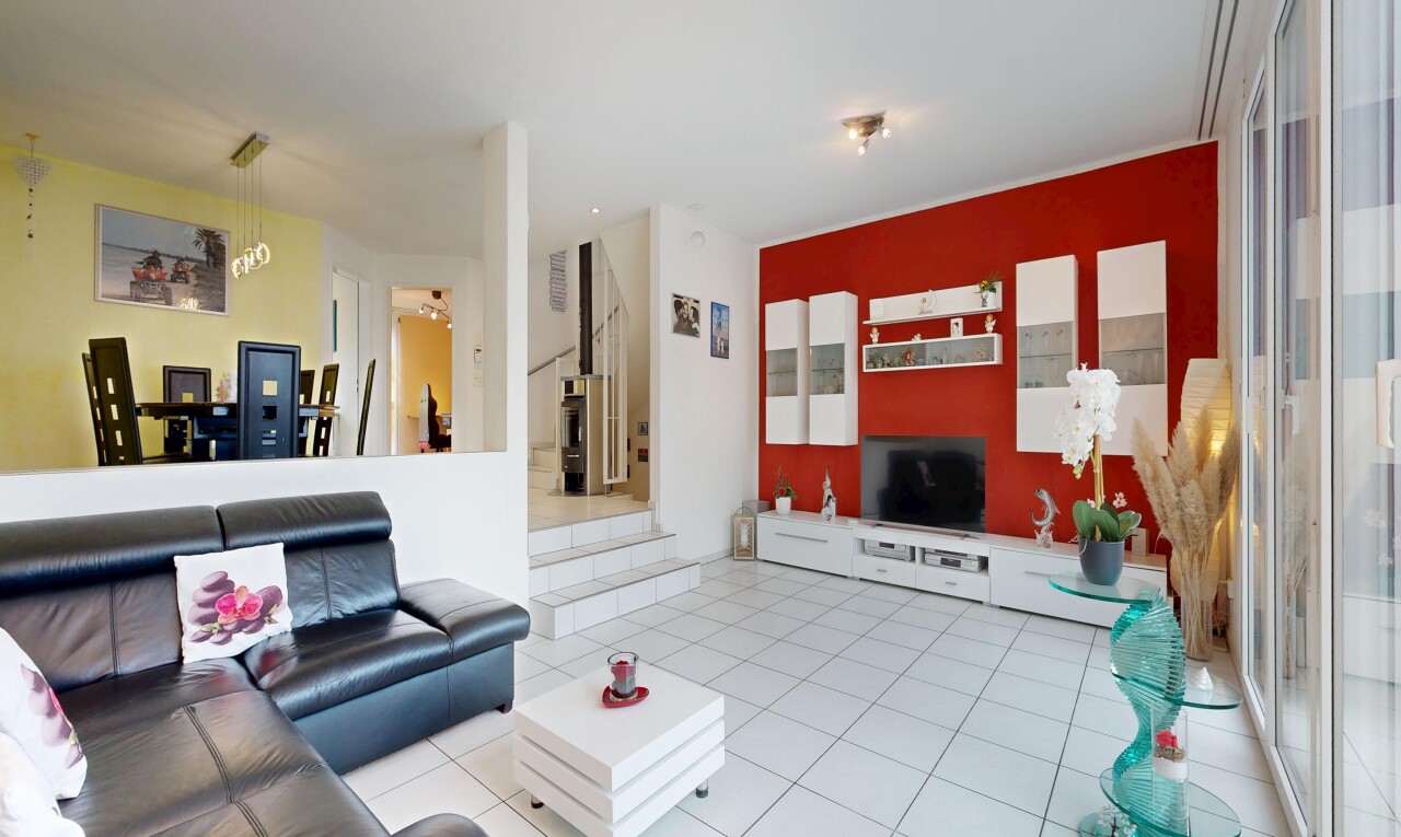 wohnzimmer mit gipskartonwand, drywall, inside property, light floor, und fliesenboden