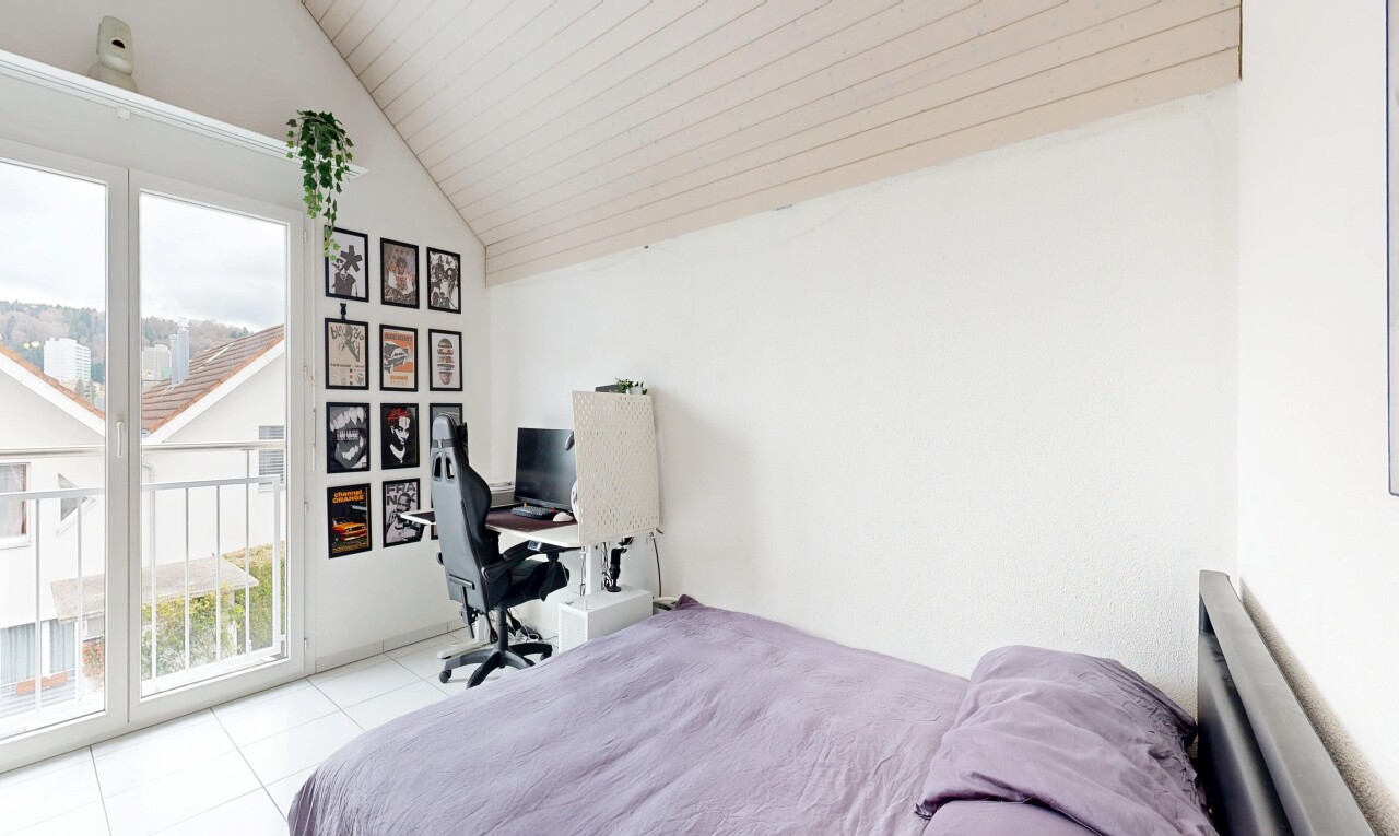 zimmer / schlafzimmer mit inside property, bürobereich, natürliches licht, natural light, und außenzugang
