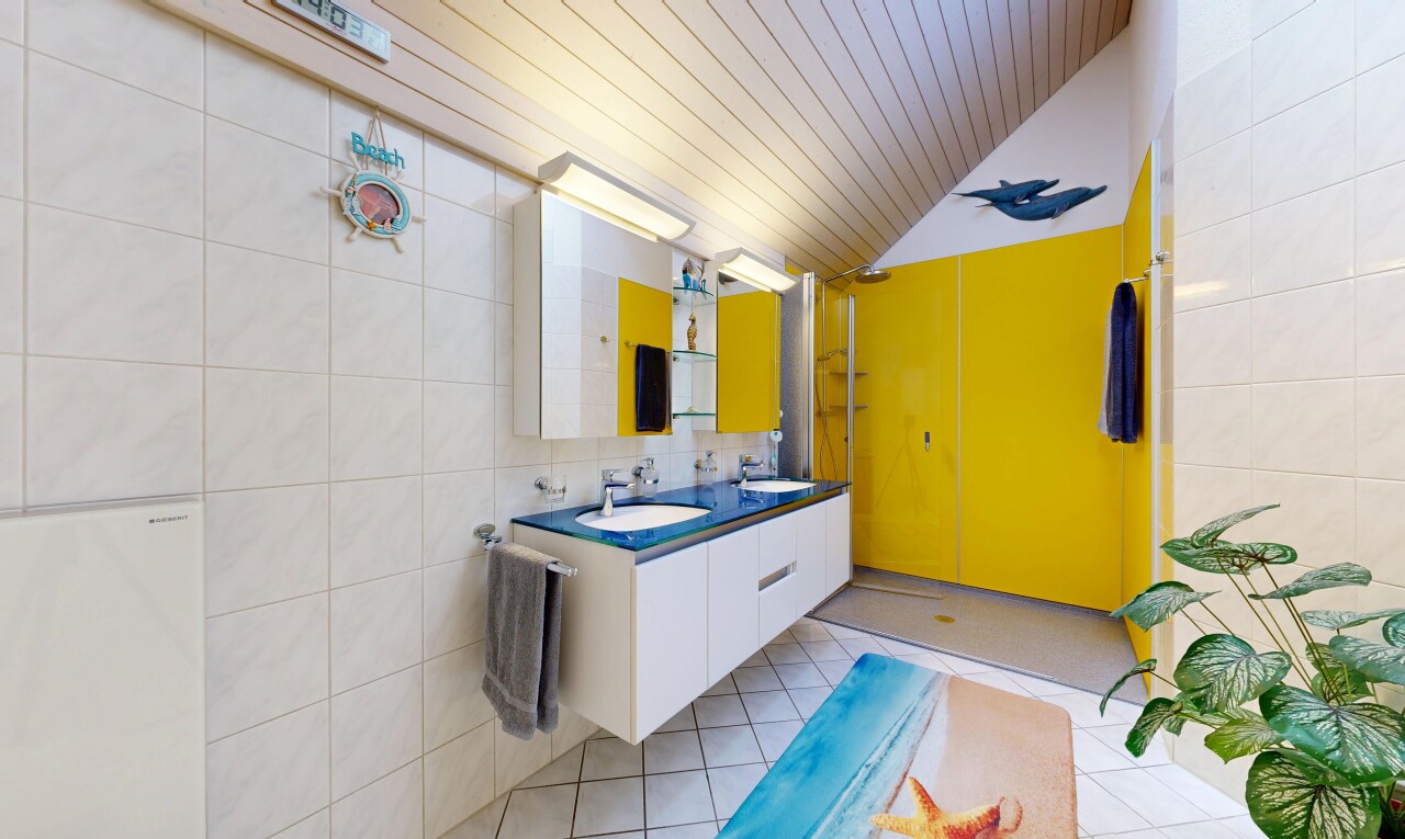 bad mit tile wall, fliesenwand, doppelwaschtisch, light floor, und spiegel