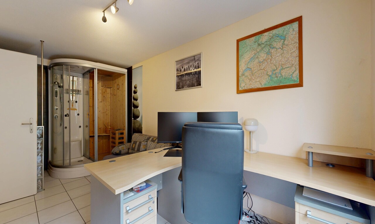 büro mit bürobereich, fernseher, inside property, drywall, und gipskartonwand