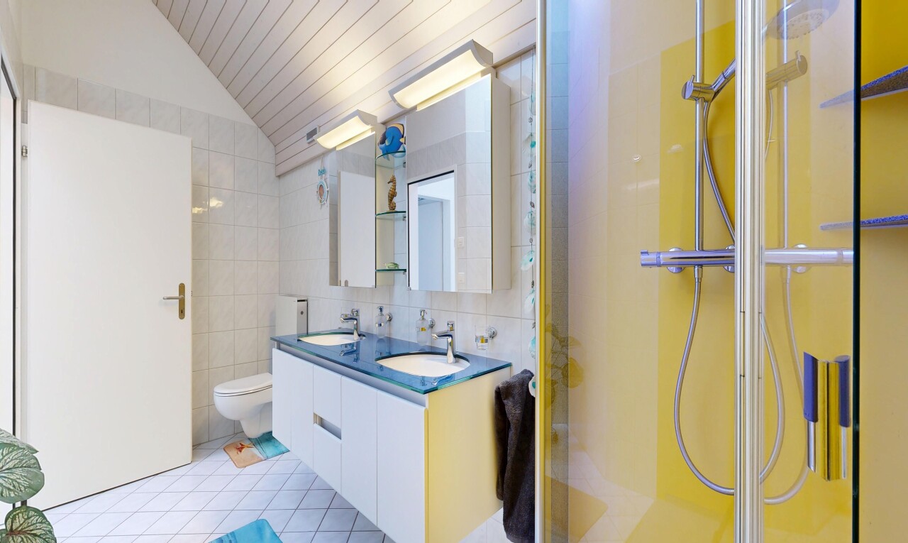 bad mit tile wall, fliesenwand, doppelwaschtisch, komplettes badezimmer, und tile floor