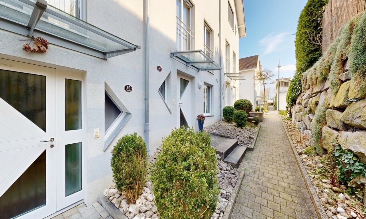 garten mit property visible, französische türen, und day time