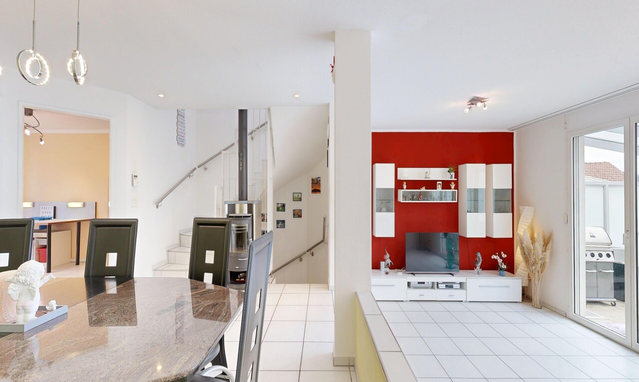 wohn- / esszimmer mit light floor, gipskartonwand, drywall, inside property, und fernseher