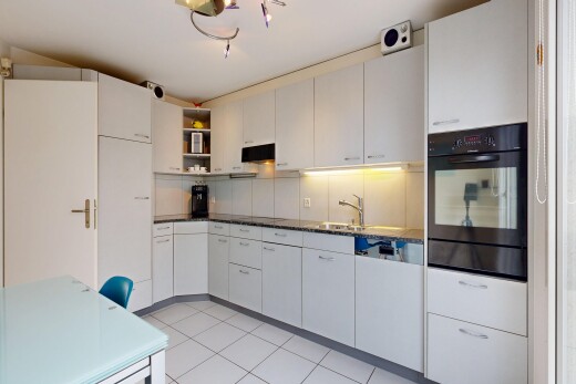 küche mit ofen, light floor, dark countertops, inside property, und open shelves