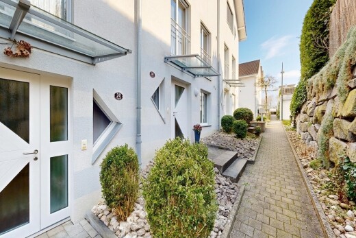 jardin avec property visible, portes-fenêtres, et day time