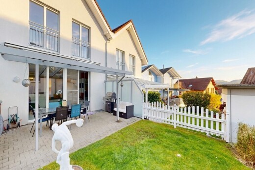 façade avec coin repas extérieur, bardage en stuc, pelouse, terrasse, et balcon