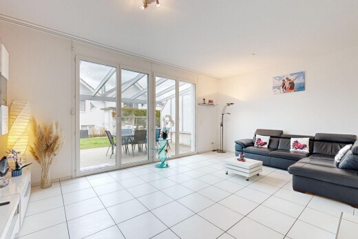 wohnzimmer mit gipskartonwand, drywall, natürliches licht, natural light, und inside property