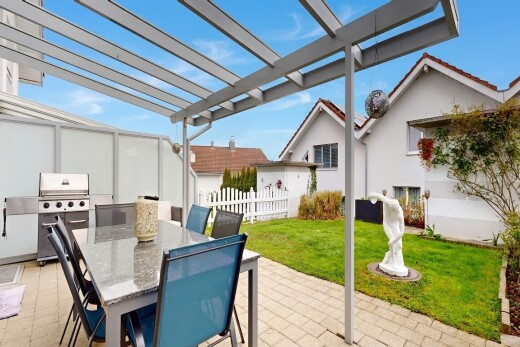 terrasse avec pelouse, coin repas extérieur, clôture, terrasse, et gril