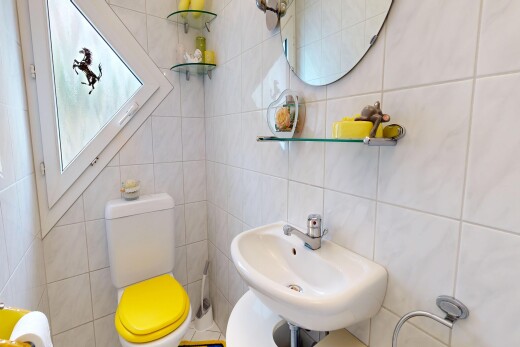 bad mit spiegel, gäste-wc, toilette, tile wall, und fliesenwand