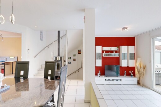 wohn- / esszimmer mit light floor, gipskartonwand, drywall, inside property, und fernseher