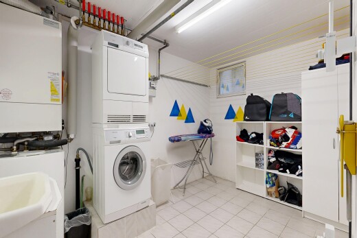 buanderie avec lave-linge et sèche-linge superposés, light floor, inside property, buanderie, et sol en carrelage