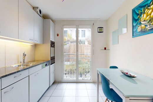 küche mit light floor, natural light, natürliches licht, inside property, und tile floor