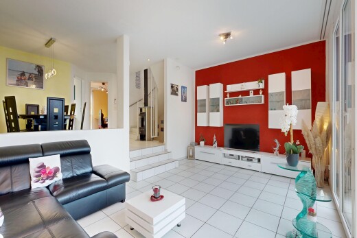 wohnzimmer mit gipskartonwand, drywall, inside property, light floor, und fliesenboden