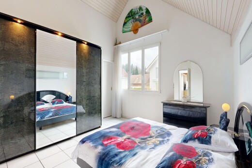 chambre avec sol en carrelage, tile floor, cloison sèche, drywall, et lumière naturelle